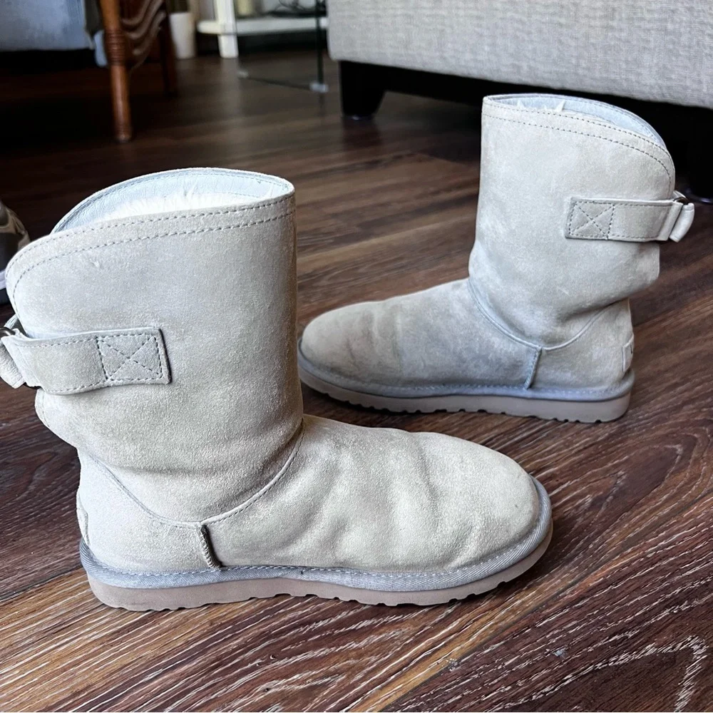 UGG Australia Women's REMORA BUCKLE BOOTS Ash Gray Size 6 - Picture 2 of 11
